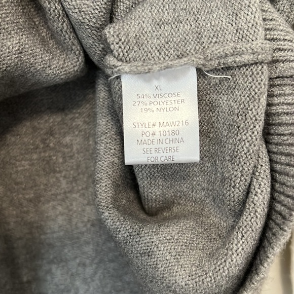 Ampersand Ave NWT gray and white sweater. Size XL. - Picture 7 of 7